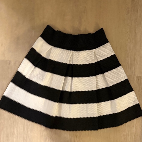 Skirt Duo - white and black stripes & grey and black houndstooth - Picture 4 of 7